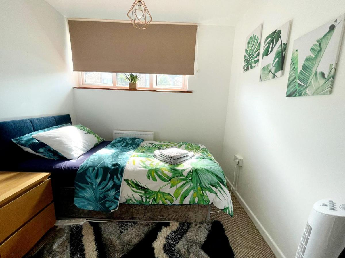 Appartamento 5Min Drive To Luton Airport, 2 Train Stations & Motorway - Free Parking - Late Check Out 11Am - Quiet & Peaceful Location With A Relaxing Garden - Only 25Min Drive To North London - Free Wifi Esterno foto