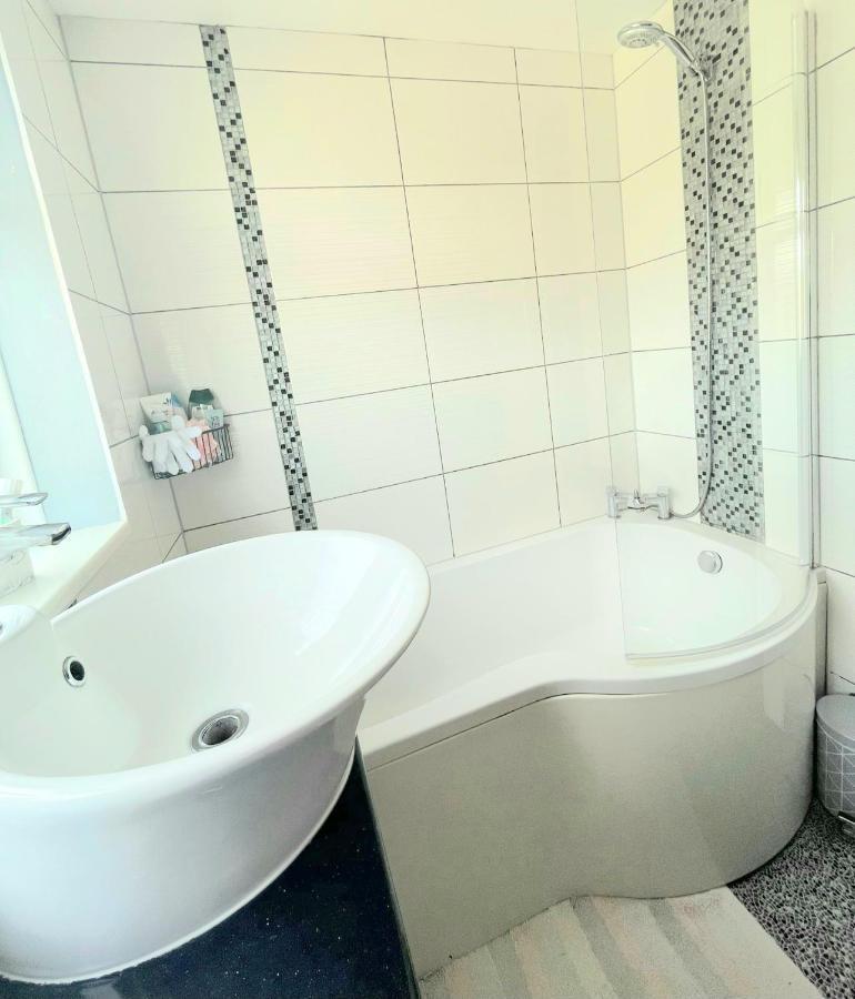 Appartamento 5Min Drive To Luton Airport, 2 Train Stations & Motorway - Free Parking - Late Check Out 11Am - Quiet & Peaceful Location With A Relaxing Garden - Only 25Min Drive To North London - Free Wifi Esterno foto